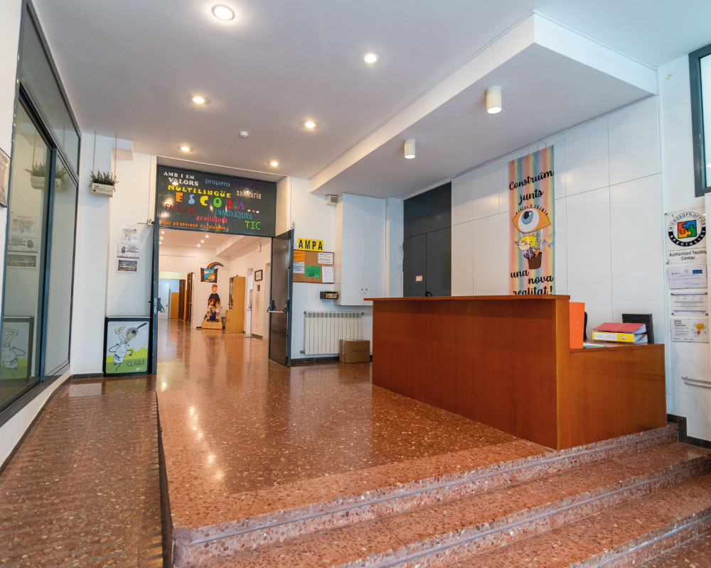 Qui-sóm_Instal._Acces-hall-i-recepció