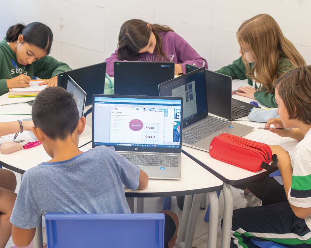Qui-sóm_Instal._Aula-auxiliar-amb-portàtils